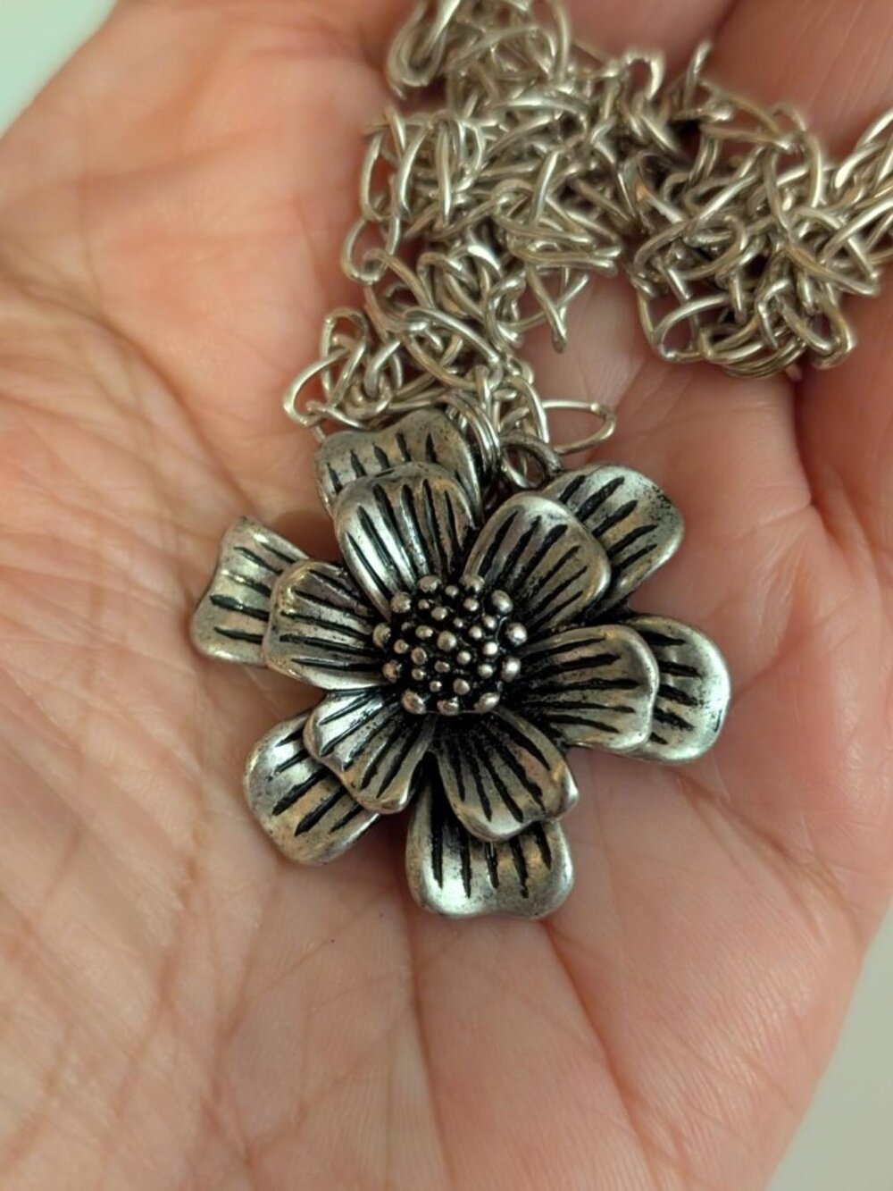 Pretty Vintage Silver Tone Flower Pendant Necklace